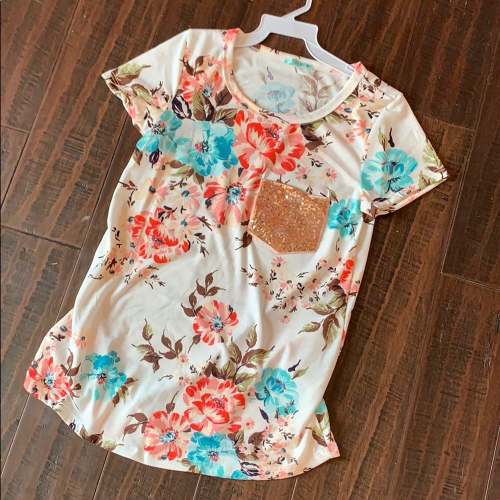 NWOT! Cute floral shirt with sequins pocket